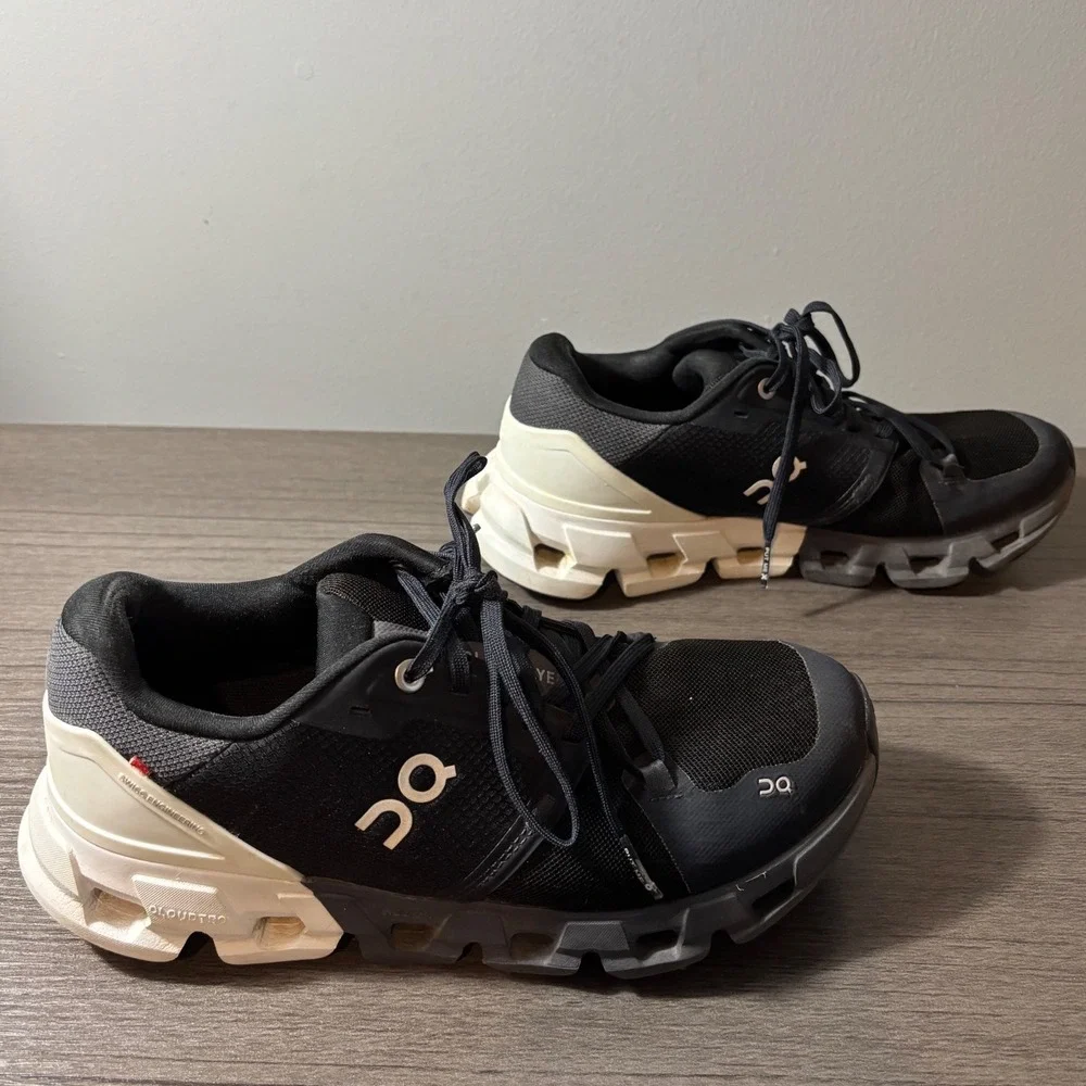 On Cloud On Running‎ Women's Cloudflyer 4 Sneakers Black White Size 8